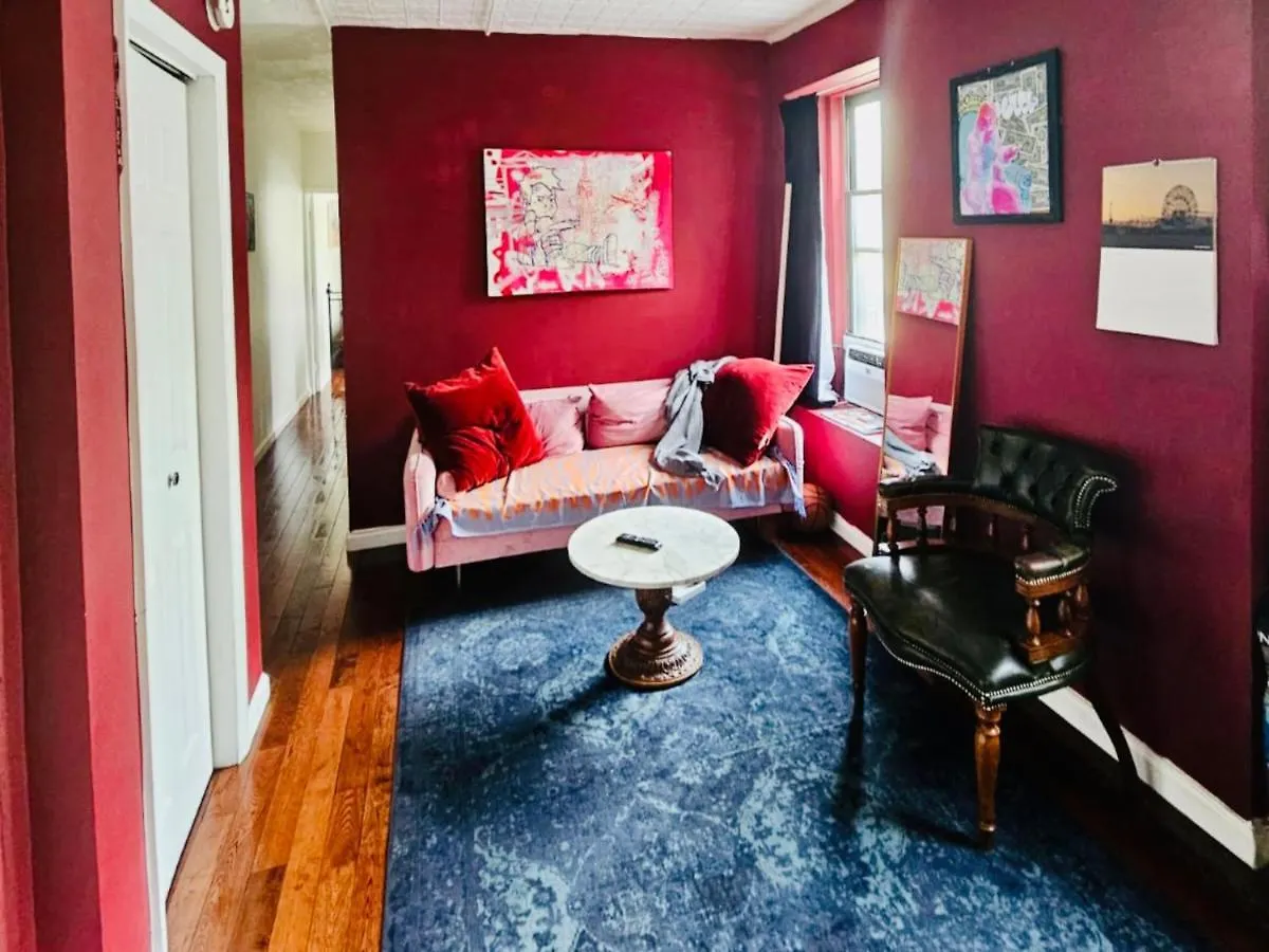 Sunlit Three-Bedroom Apartment In The Vibrant Soho Neighborhood contacts